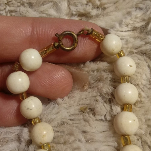 Vintage white / cream / gold costume necklace - Picture 14 of 16